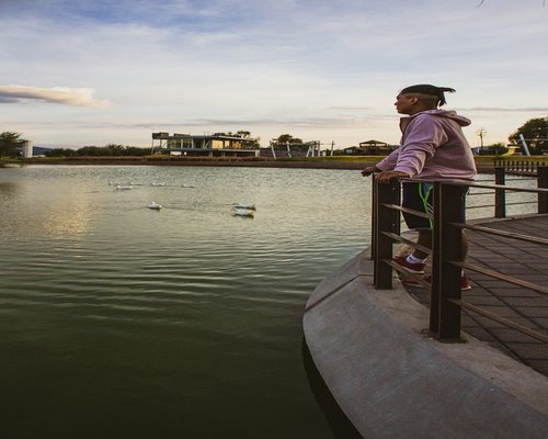 Persona meditando o relajándose en un parque de la ciudad